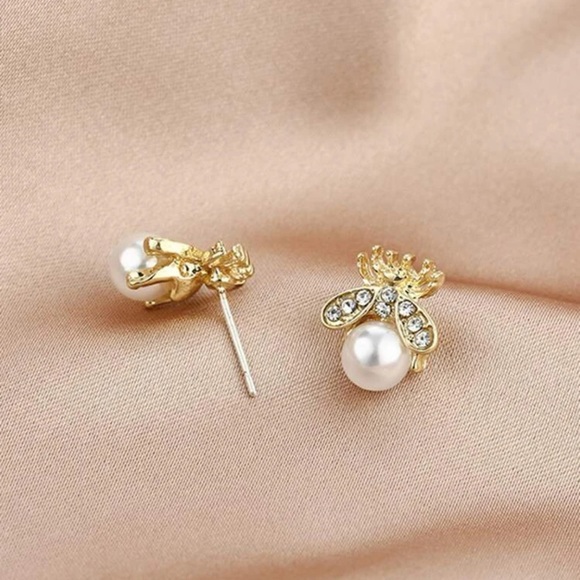 🐝 Stunning Faux Pearl Metallic Rhinestone Bumblebee Bee Stud Earrings 🐝 - Picture 4 of 4